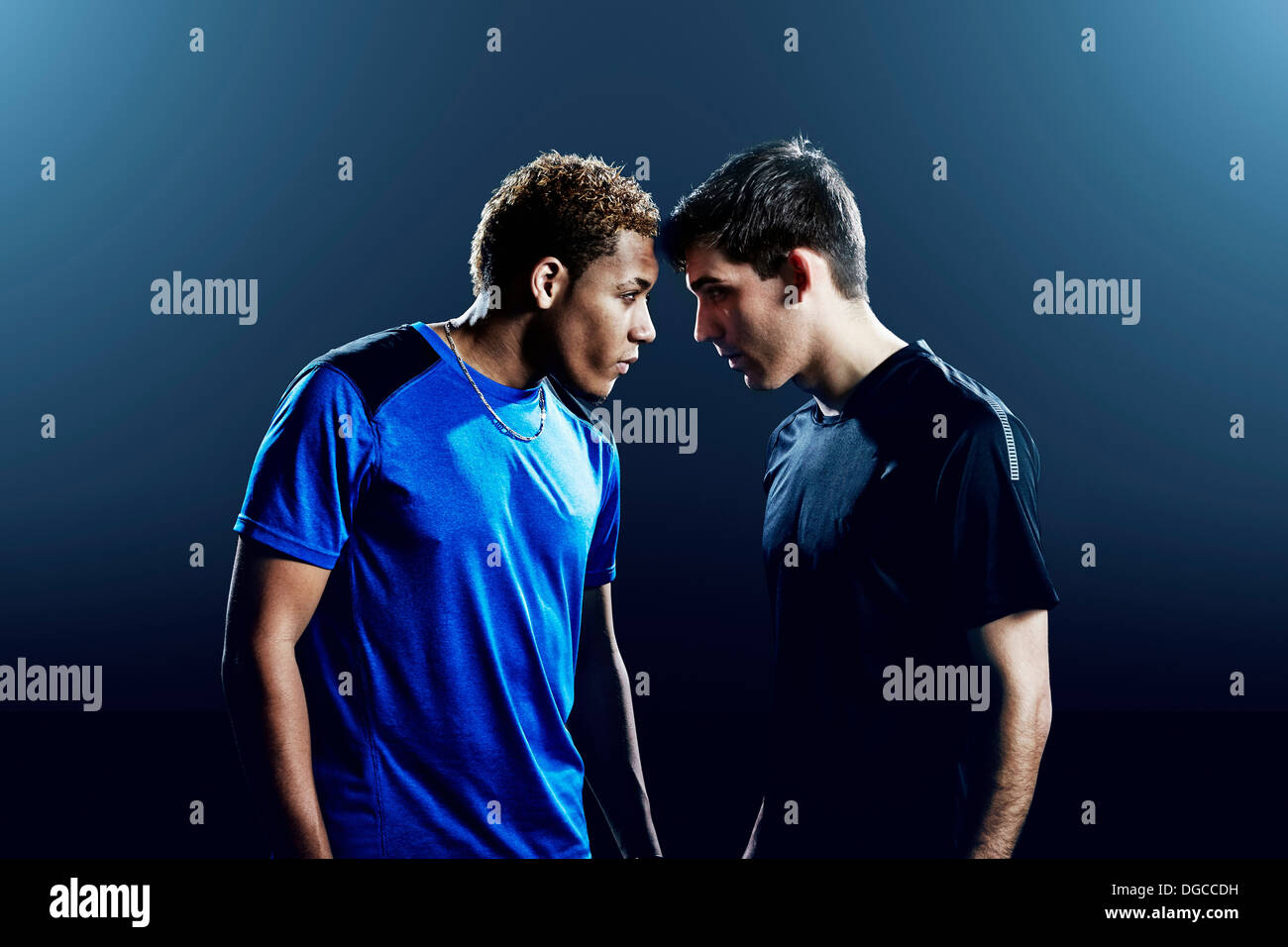 Ritratto di due maschi i giocatori di calcio testa a testa Foto Stock