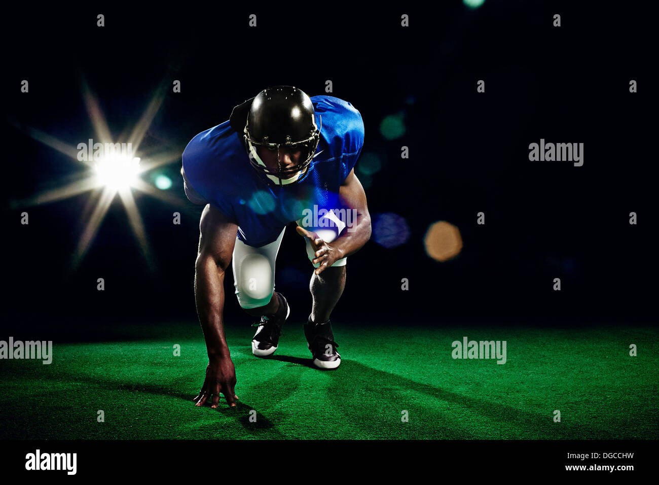 Giocatore di football americano accovacciato Foto Stock
