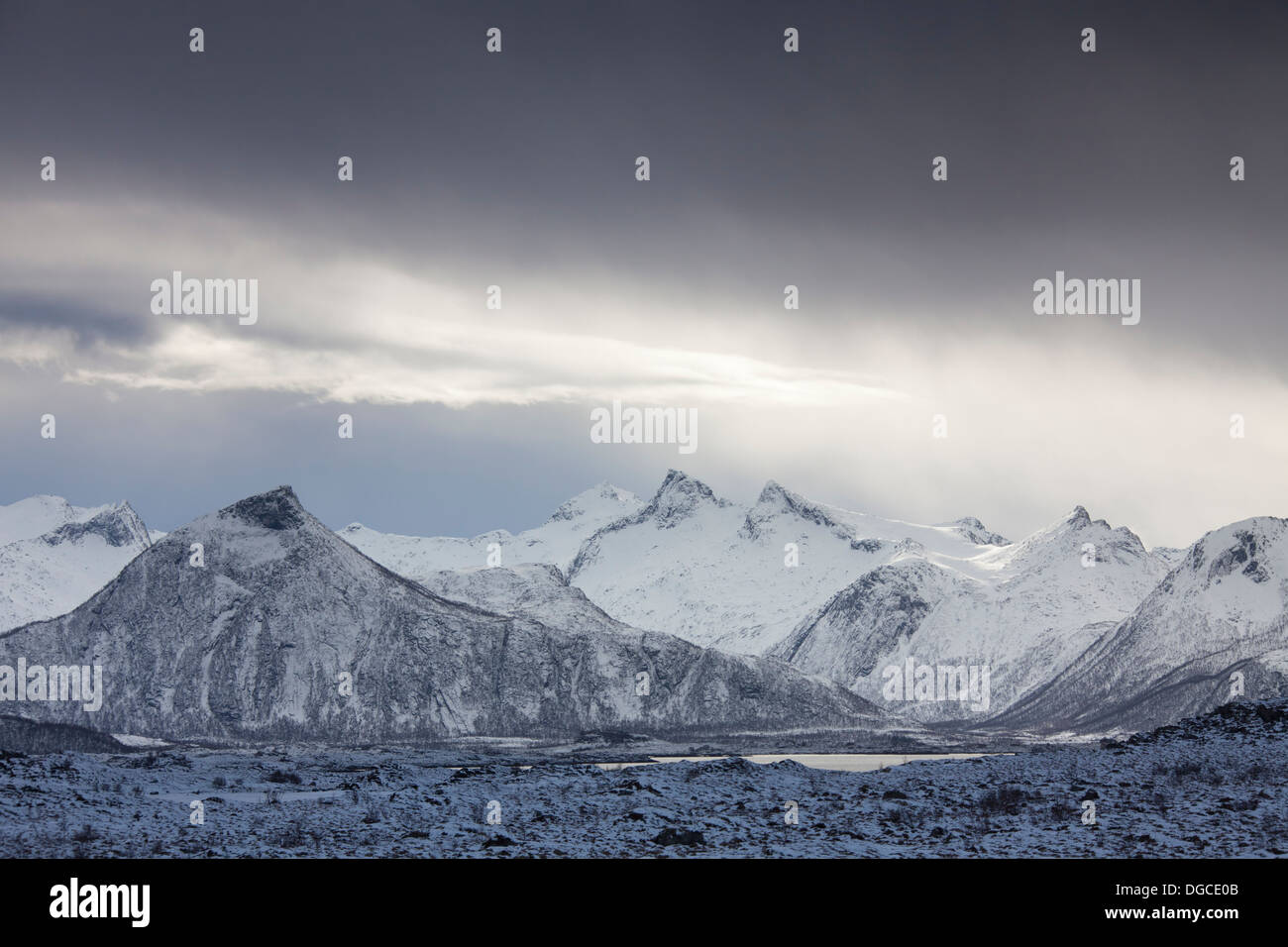 Lago e montagne coperte di neve in inverno, Laukvik, Austvågøy, Isole Lofoten in Norvegia Foto Stock