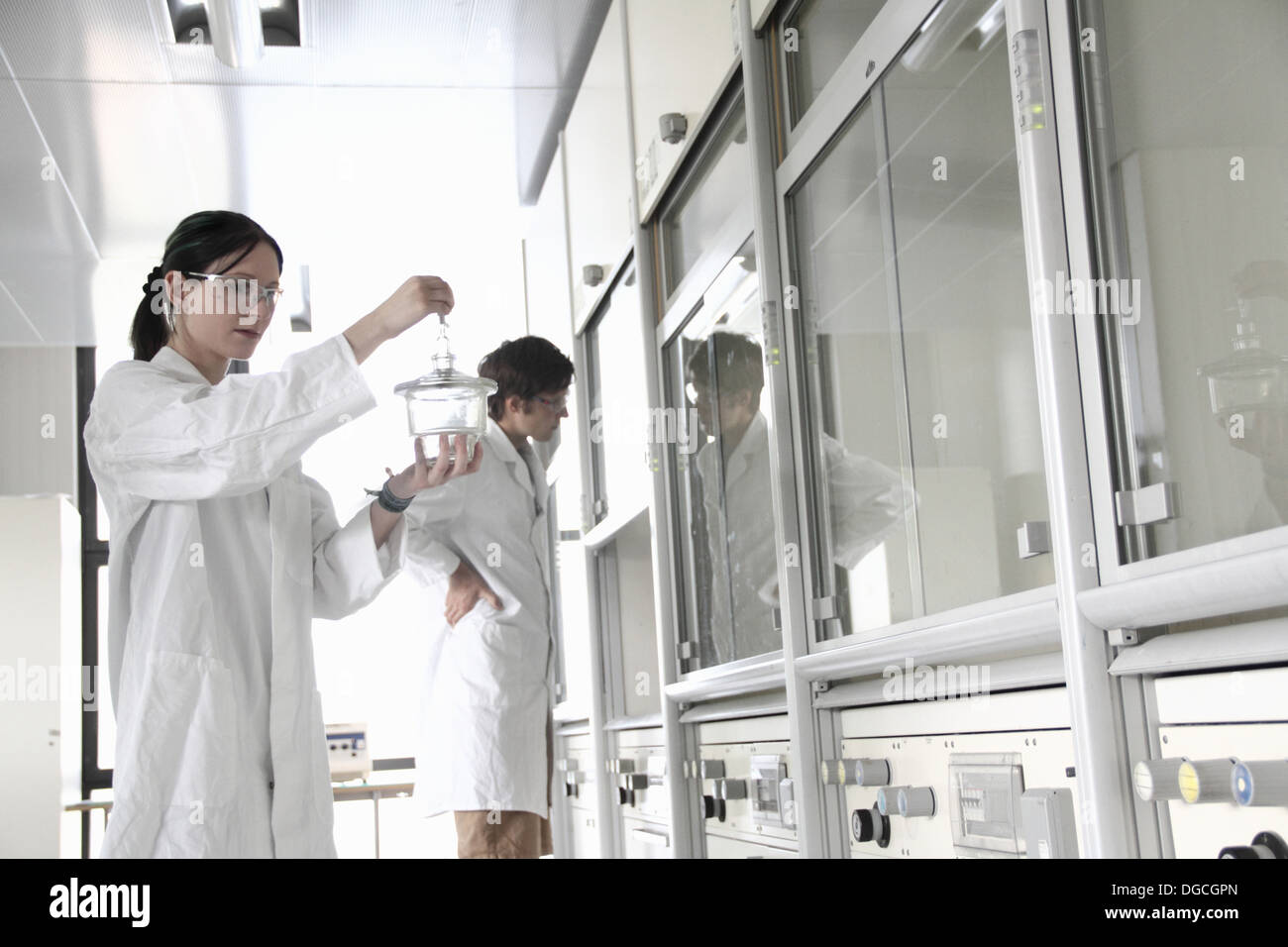 Studenti di chimica in laboratorio Foto Stock