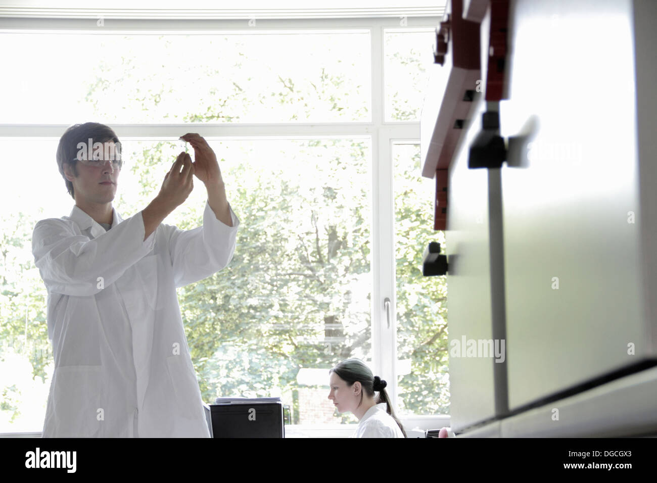 Studenti di chimica in laboratorio Foto Stock