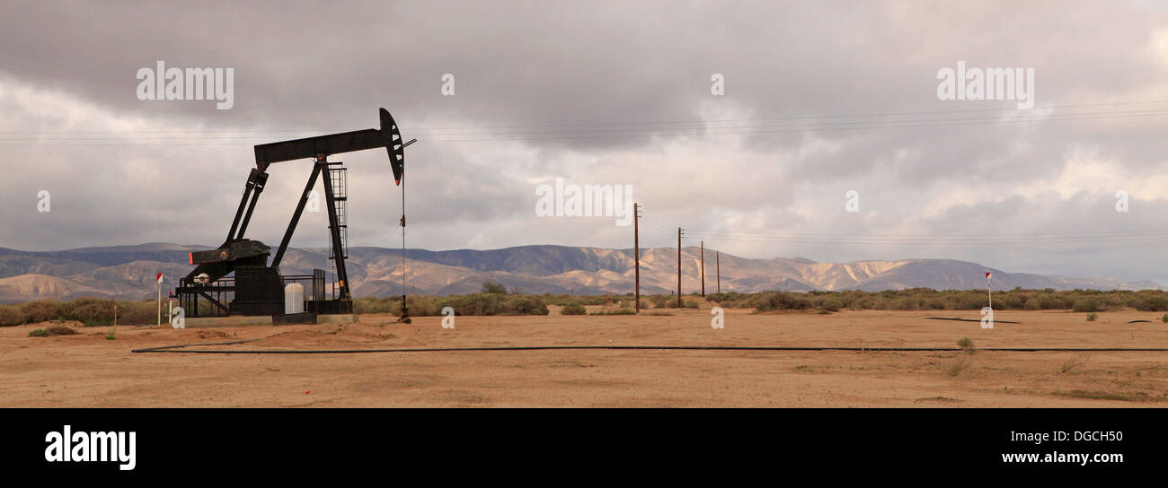 Derricks in pozzi di petrolio, California Foto Stock