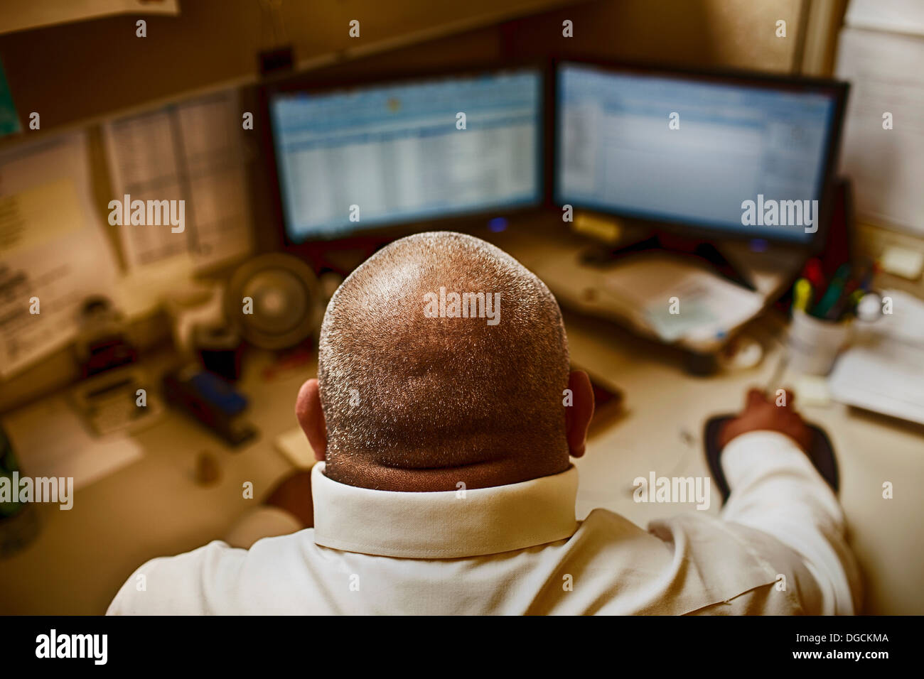Uomo maturo lavorando nella sala di controllo di un impianto di produzione Foto Stock