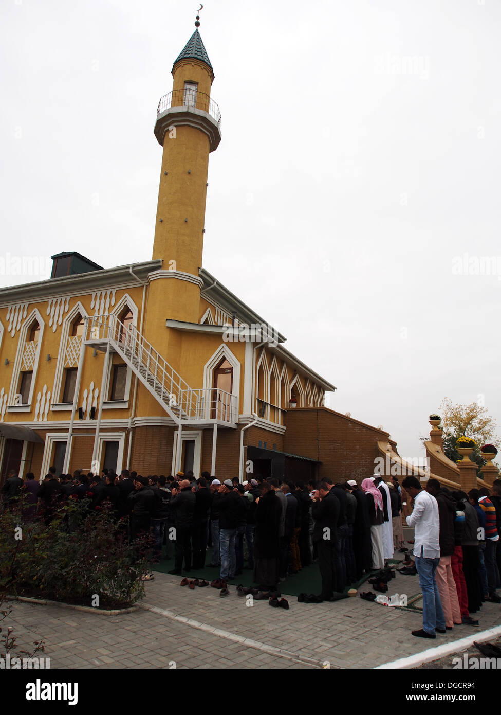 LUGANSK -Ott 15: i musulmani si radunano per celebrare la vacanza musulmana di Eid al-Adha, la Grande Moschea, Lugansk, Ucraina, Ottobre 15, 2013 Foto Stock