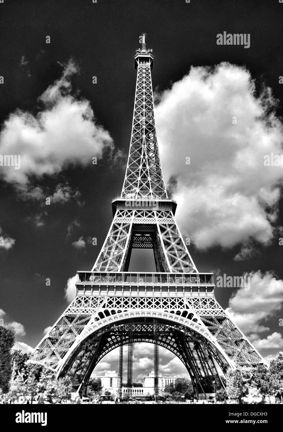 Questa è un immagine della Torre Eiffel a Parigi Francia presi in estate Foto Stock