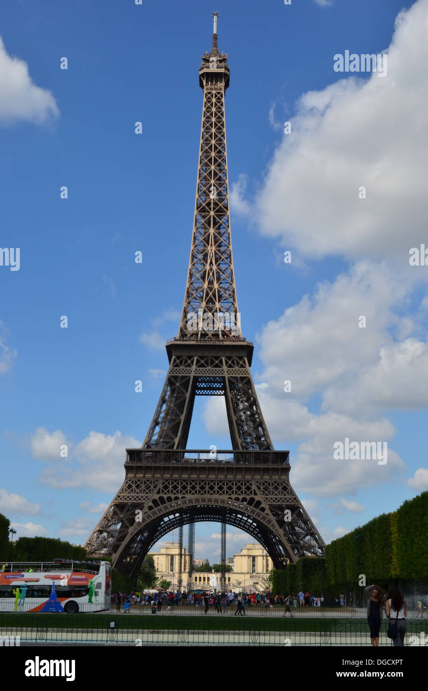 Questa è un immagine della Torre Eiffel a Parigi Francia presi in estate Foto Stock