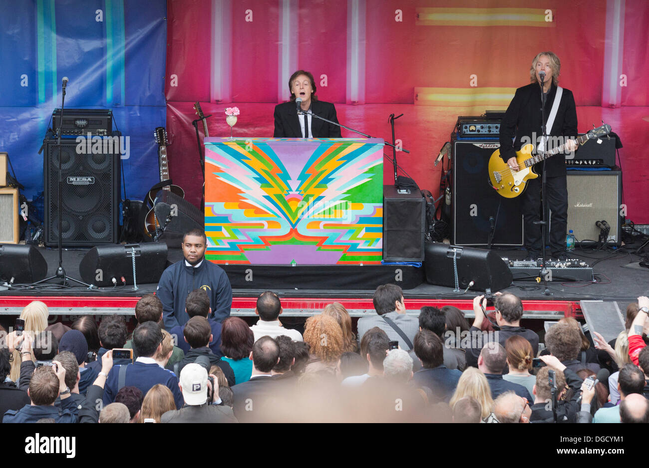 Londra, Regno Unito. Il 18 ottobre 2013. Immagine: Paul McCartney sul palco. Sir Paul McCartney dà una prestazione gratuita a migliaia di fan in Covent Garden Piazza. Nick Savage/Alamy Live News Foto Stock