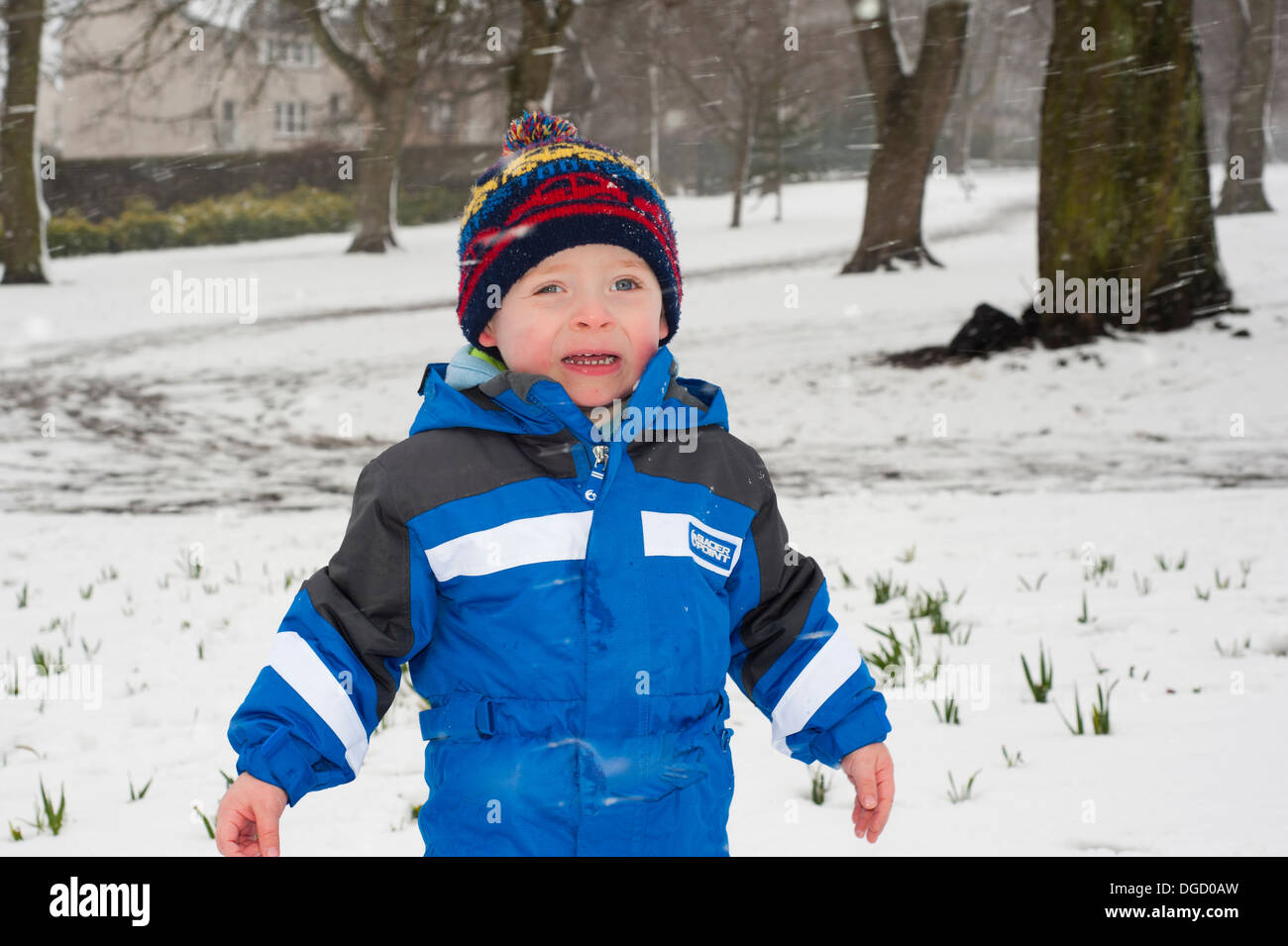 Giovane ragazzo in snow blizzard cercando il freddo Foto Stock