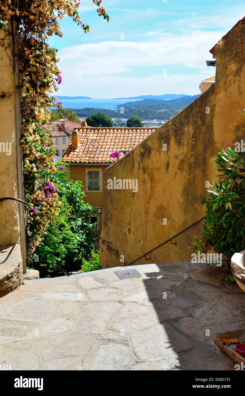 Vista sul mare Mediterraneo dal villaggio di Bormes les Mimosas , costa azzurra, francia Foto Stock