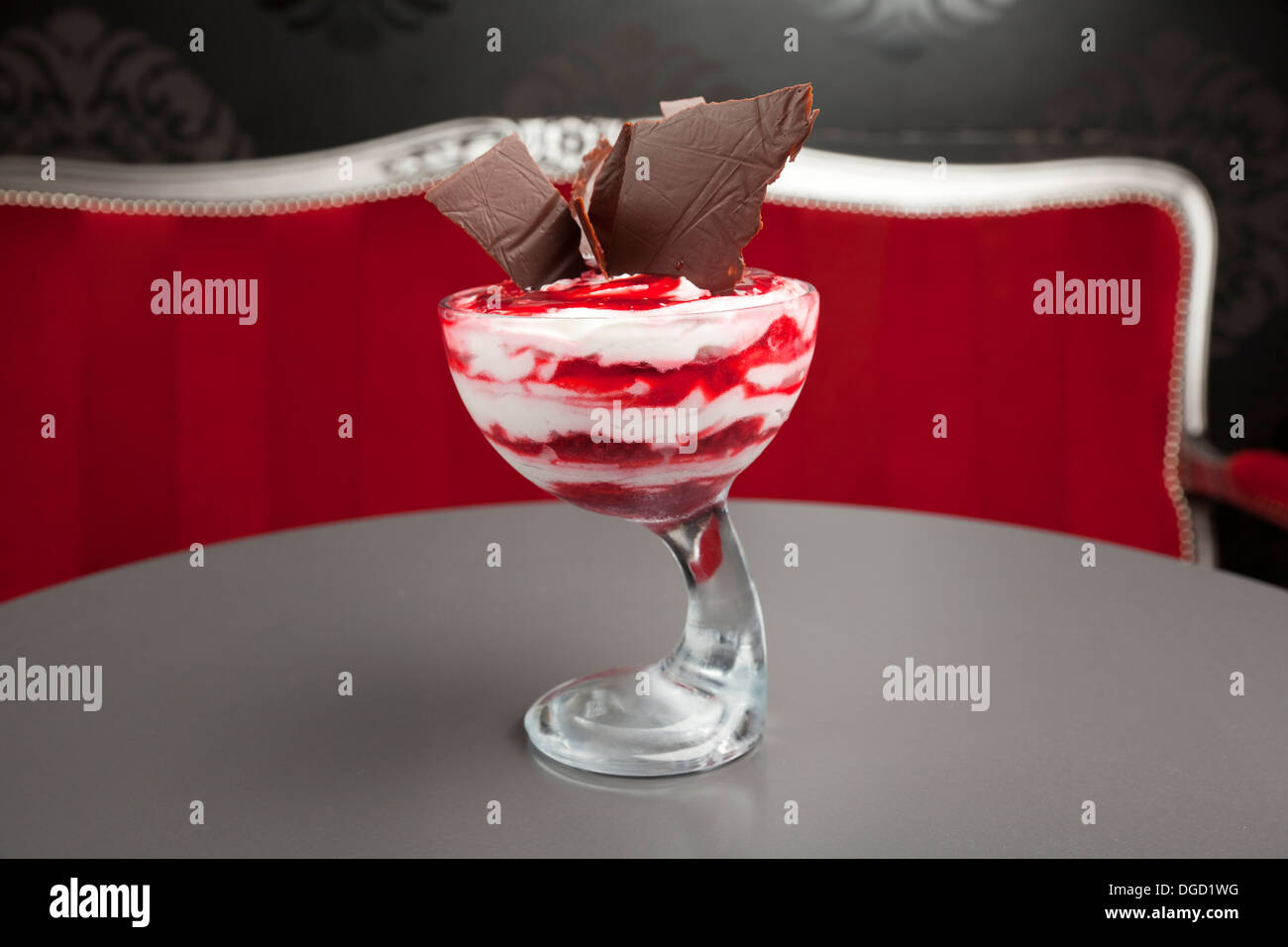 Coppa di frutta con cioccolato e panna montata Foto Stock