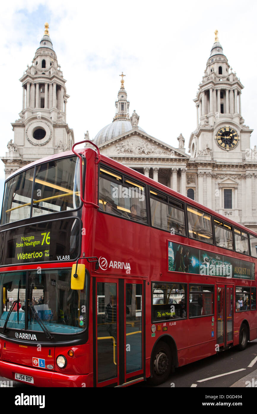 London bus rosso e chiesa Foto Stock