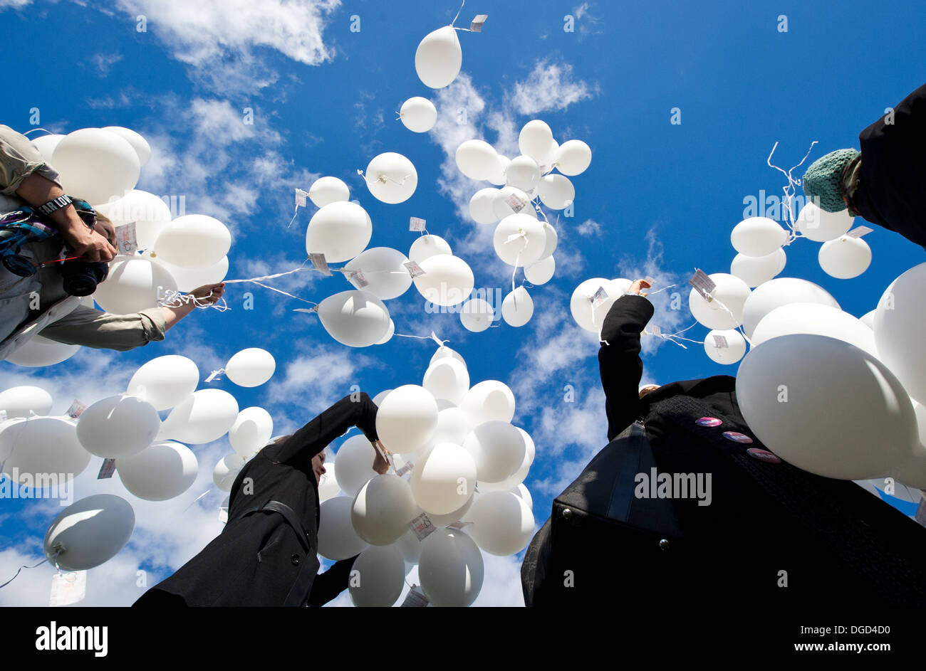 Berlino, Germania. Xviii oct, 2013. In occasione dell'UE Anti-Trafficking giorno, membri e sostenitori dell'associazione 'insieme contro la tratta di esseri umani" lasciate volare intorno 1.000 bianco palloncini aria a Berlino (Germania), 18 ottobre 2013. Foto: OLE SPATA/dpa/Alamy Live News Foto Stock