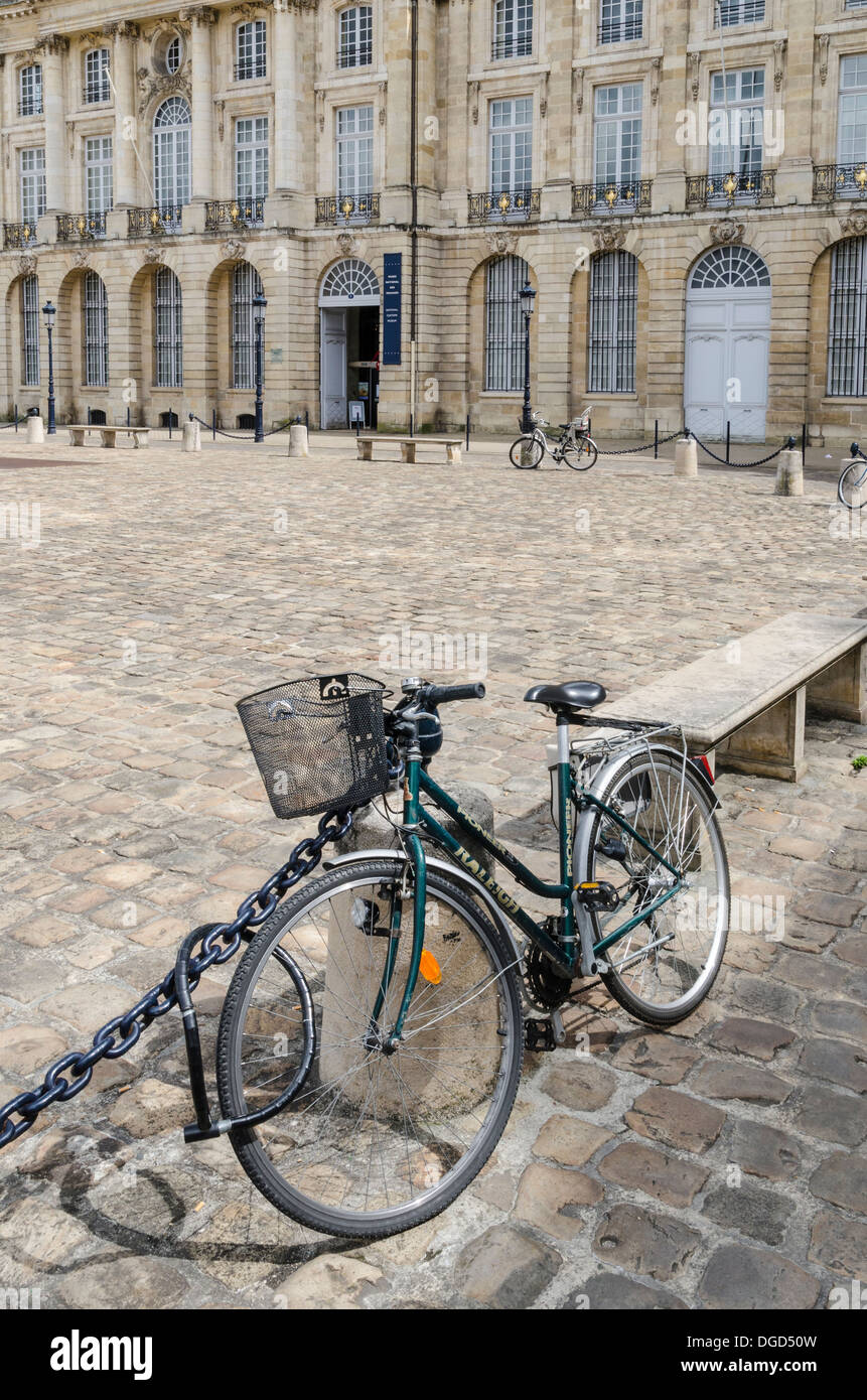 Una bici in Place de la Bourse, Bordeaux, Francia Foto Stock