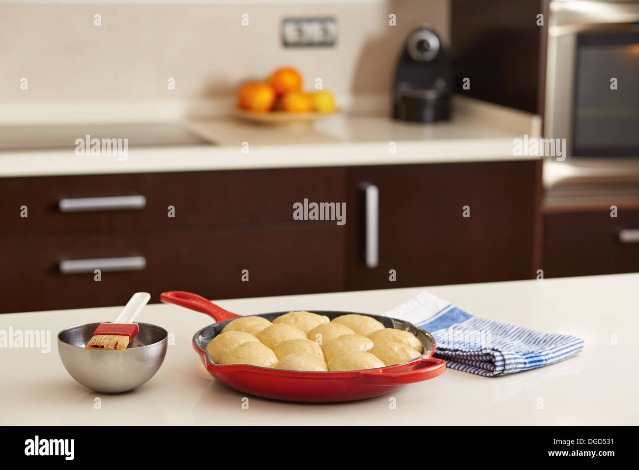 Materie brioche sfere in una padella Foto Stock