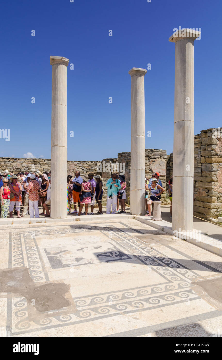 I turisti a casa di Dioniso, Delos, Cicladi Grecia Foto Stock