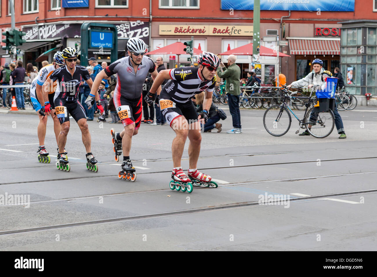 I pattinatori attraversare i binari del tram - pattinaggio in linea, rollerboarding quarantesima maratona di Berlino, Rosenthalerplatz, Berlino Foto Stock