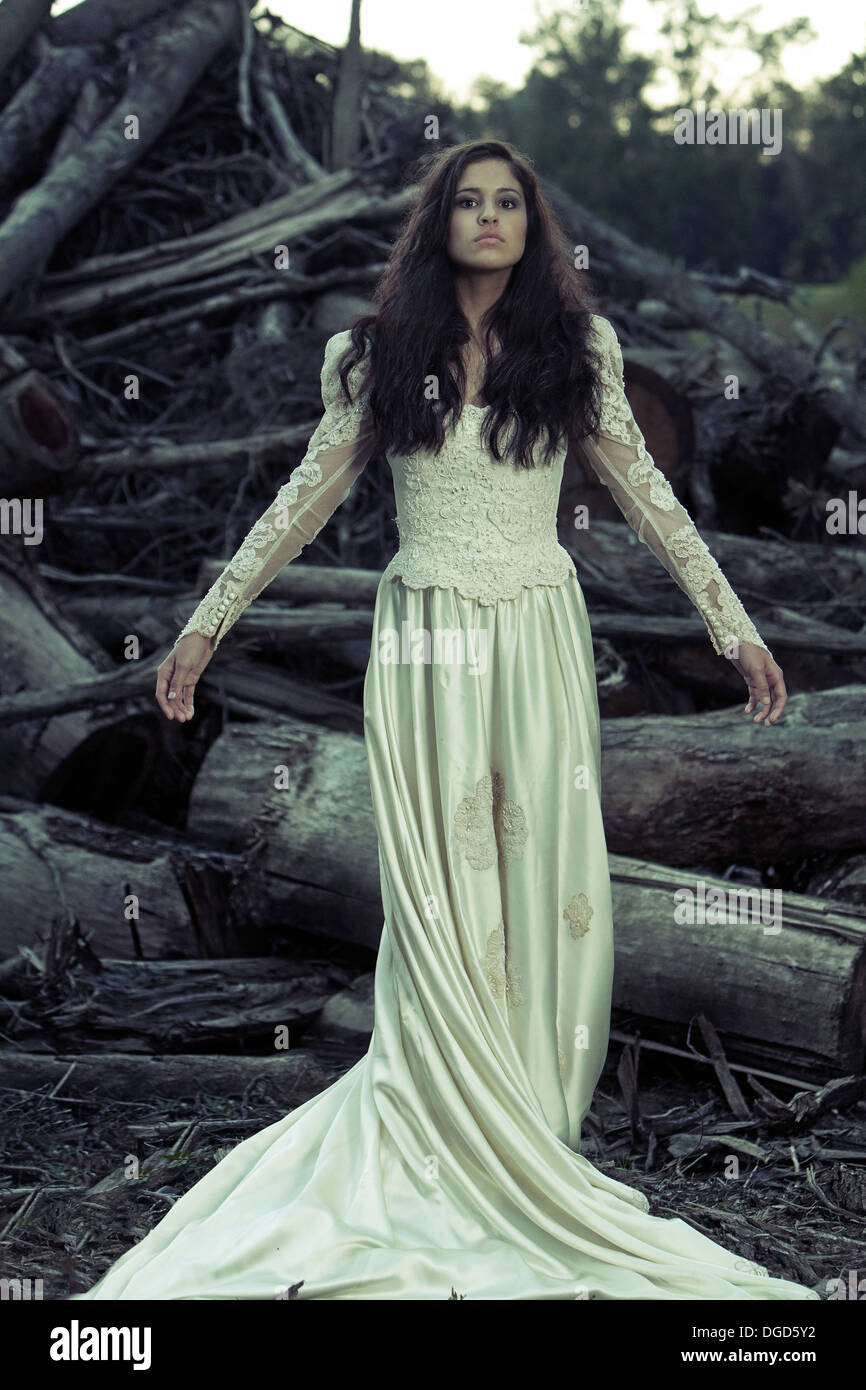 Donna in antichi abiti da sposa Foto Stock