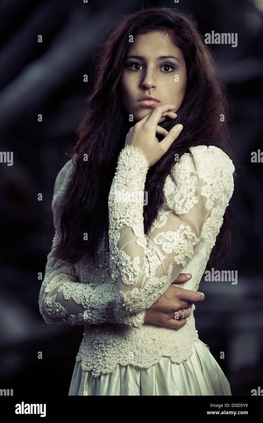 Giovane donna in antichi abiti da sposa Foto Stock