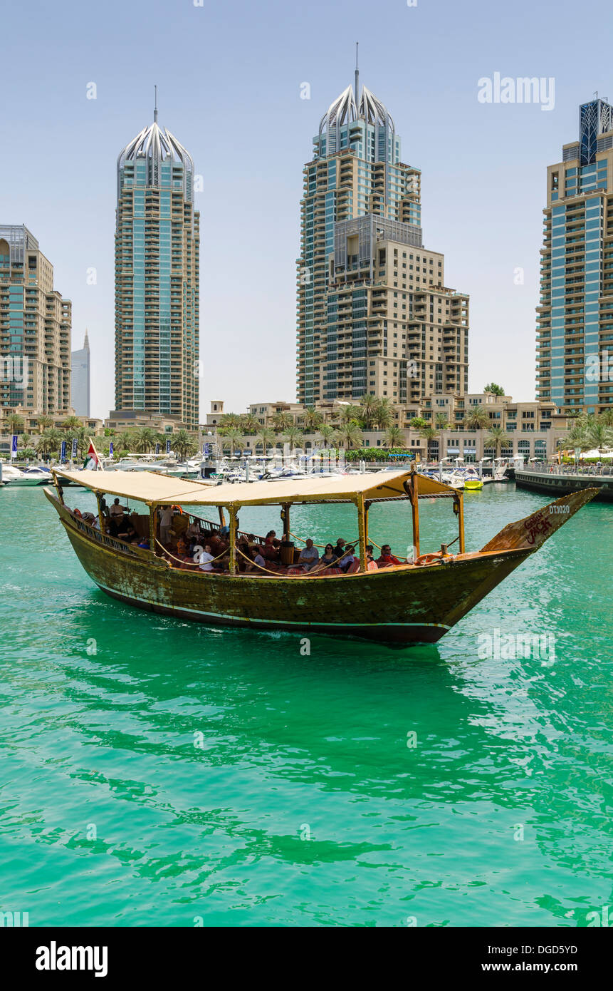 Dubai Marina Turistica barca dhow trascurata dai grattacieli, Dubai, UAE Foto Stock