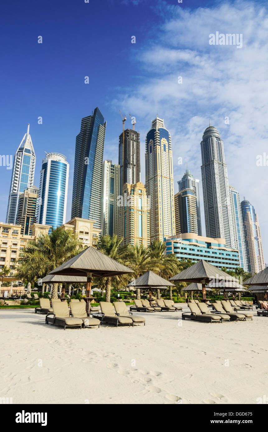 Grattacieli di Dubai Marina torre sopra la struttura The Westin Dubai Mina Seyahi Beach Resort Hotel, Dubai, UAE Foto Stock