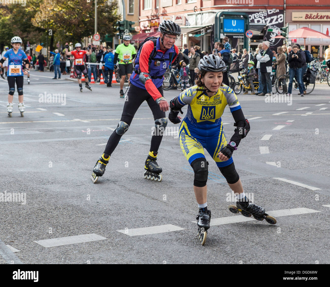 Femmina ucraino skater - pattinaggio in linea, rollerboarding quarantesima maratona di Berlino, Rosenthalerplatz, Berlino Foto Stock