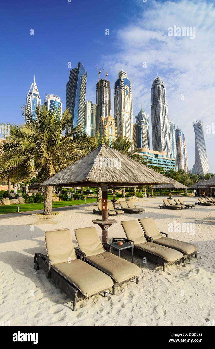 Grattacieli di Dubai Marina torre sopra la struttura The Westin Dubai Mina Seyahi Beach Resort Hotel, Dubai, UAE Foto Stock