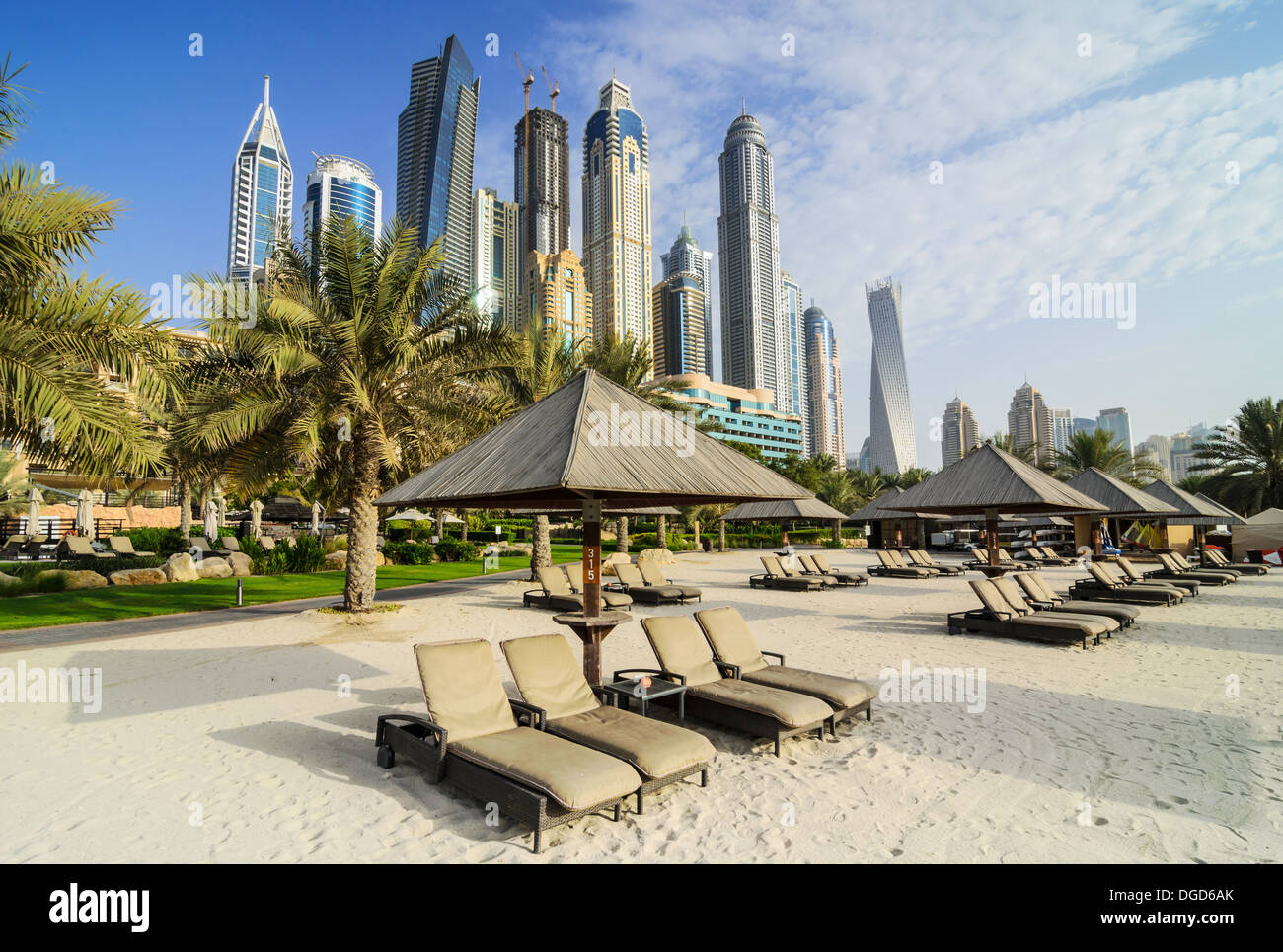 Grattacieli di Dubai Marina torre sopra la struttura The Westin Dubai Mina Seyahi Beach Resort Hotel, Dubai, UAE Foto Stock
