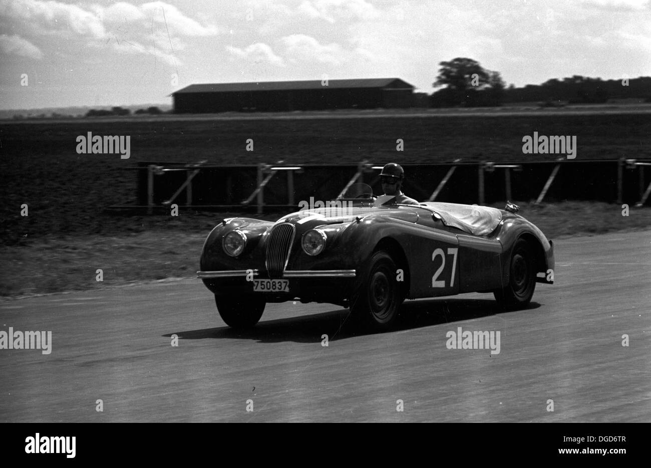 Una Jaguar XK120 racing nel trofeo internazionale di Silverstone, Inghilterra 1950. Foto Stock