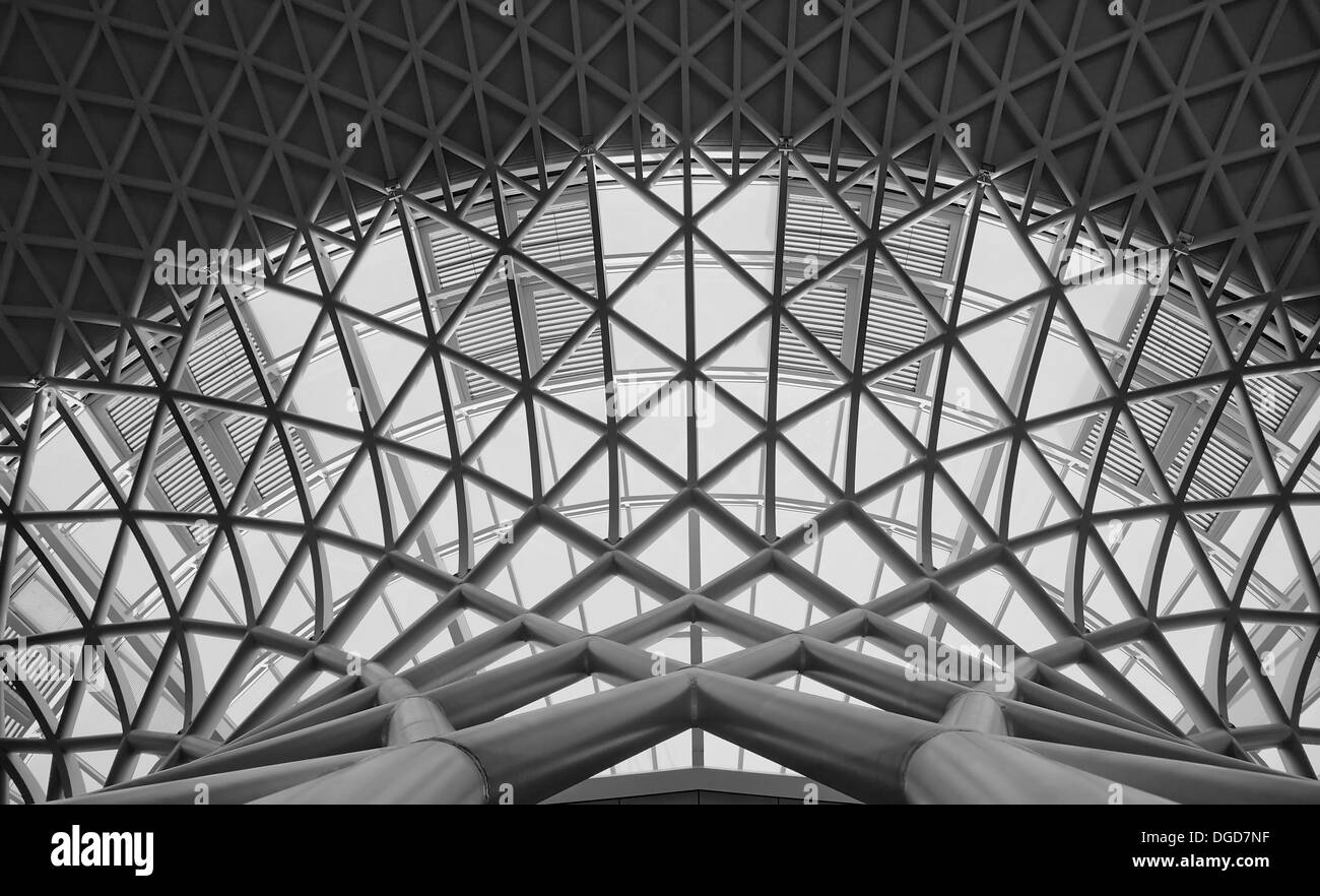 Inghilterra, Londra, B&W shot della struttura metallica all'interno di Kings Cross stazione ferroviaria. Foto Stock