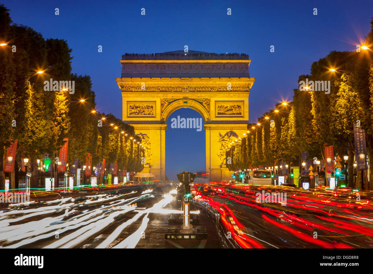 Twilight lungo gli Champs Elysees e l'Arco di Trionfo, Parigi Francia Foto Stock