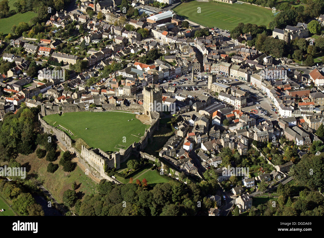 Vista aerea della città di Richmond in North Yorkshire, compresa la piazza del mercato e il Castello Foto Stock