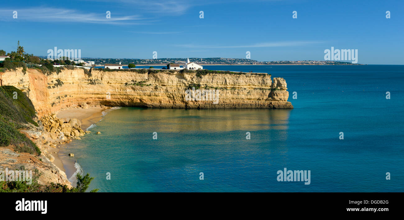 Il Portogallo, Algarve, Praia da Nossa Senhora da Rocha con la cappella sulla scogliera, Armação de Pêra Foto Stock