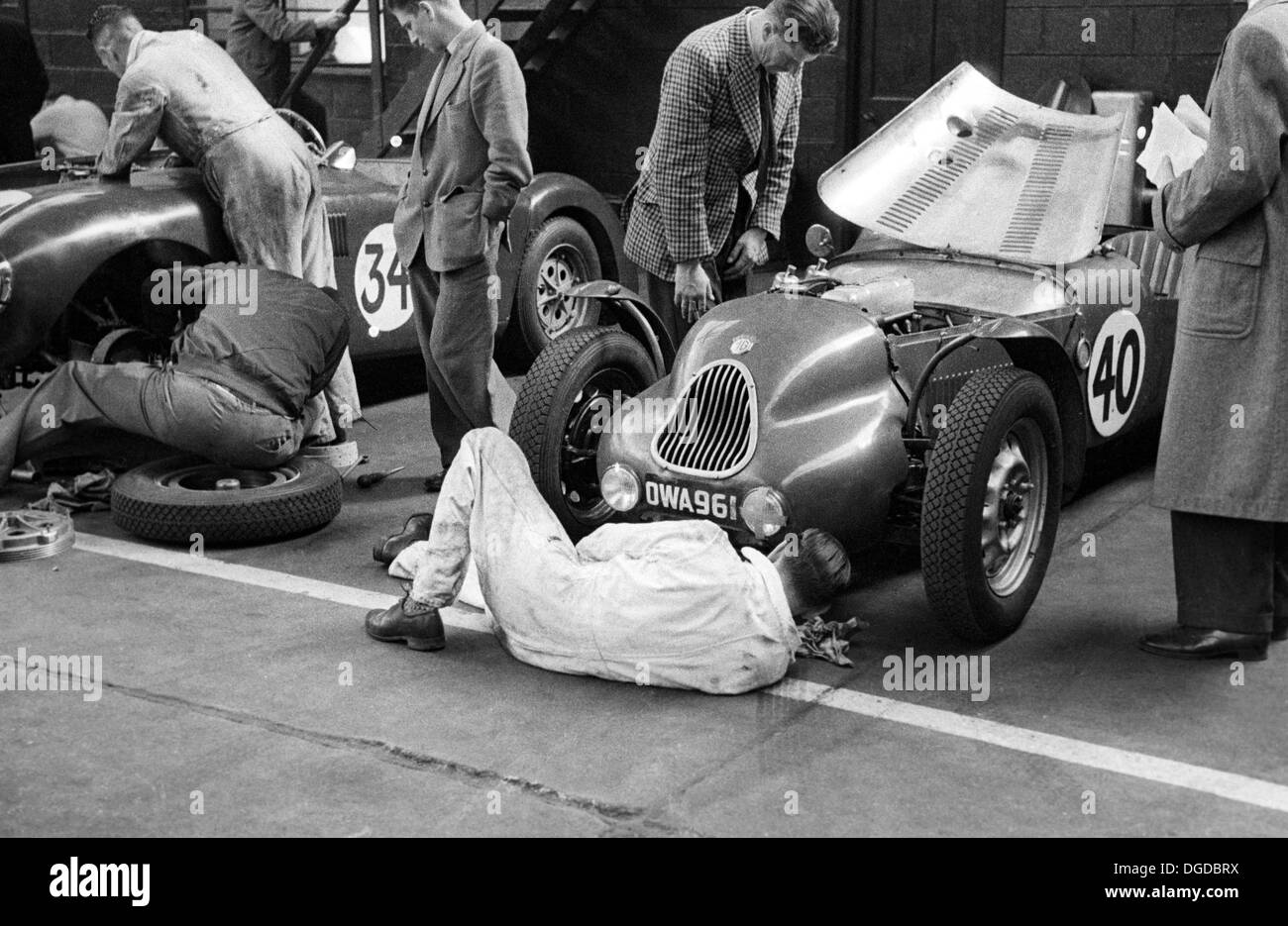 Preparazione della Jackson/corsia Lester T51 MG in un garage di Belfast per la Dundrod TT, Irlanda del Nord,1953. Foto Stock