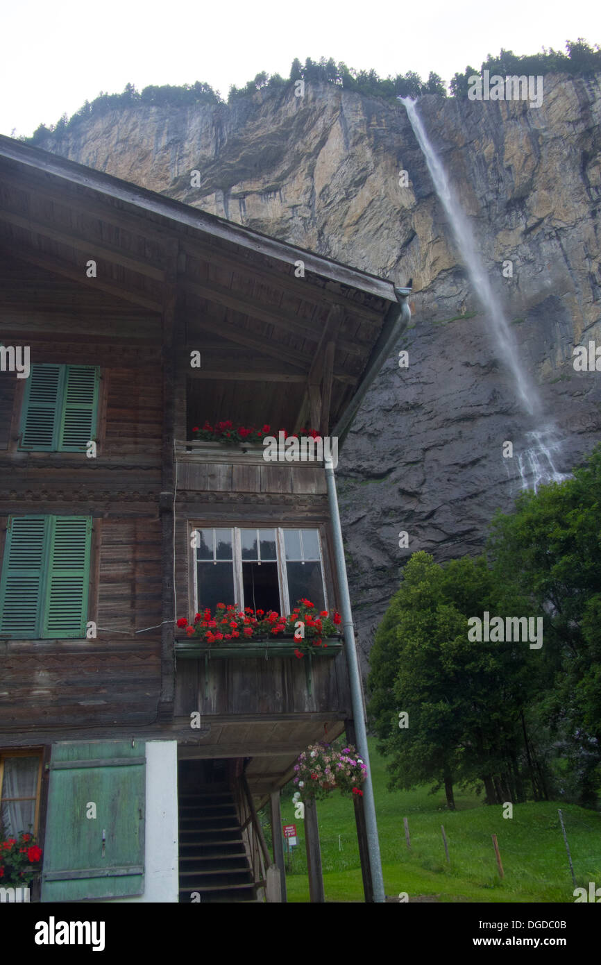 House e cascata, Valle di Lauterbrunnen, Oberland bernese, Svizzera Foto Stock