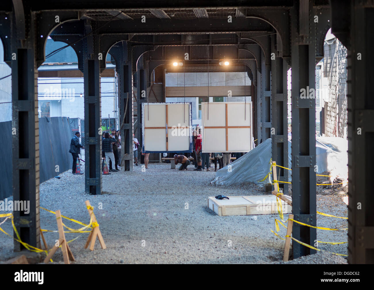 New York, Stati Uniti d'America. Il 18 ottobre 2013. Street appassionati d arte gregge del quartiere alla moda di West gallery Chelsea District di New York per vedere il diciottesimo episodio di Banksy dell arte dei graffiti, una collaborazione con gli artisti brasiliani, Os Gemeos. Questa quota è impostato come un museo in un vuoto di partita sotto la linea alta Park completo di 'Museum' protezioni per la maniglia di controllo della folla. Il fantomatico artista di strada è la creazione di opere intorno alla città ogni giorno durante il mese di ottobre. Credito: Richard Levine/Alamy Live News Foto Stock