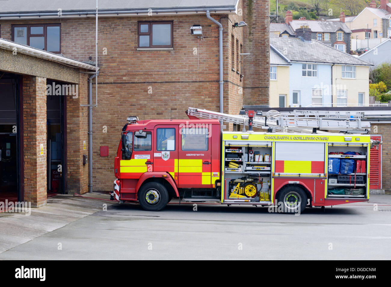 Motore Fire al di fuori di Aberystwyth stazione dei vigili del fuoco, Wales, Regno Unito Foto Stock