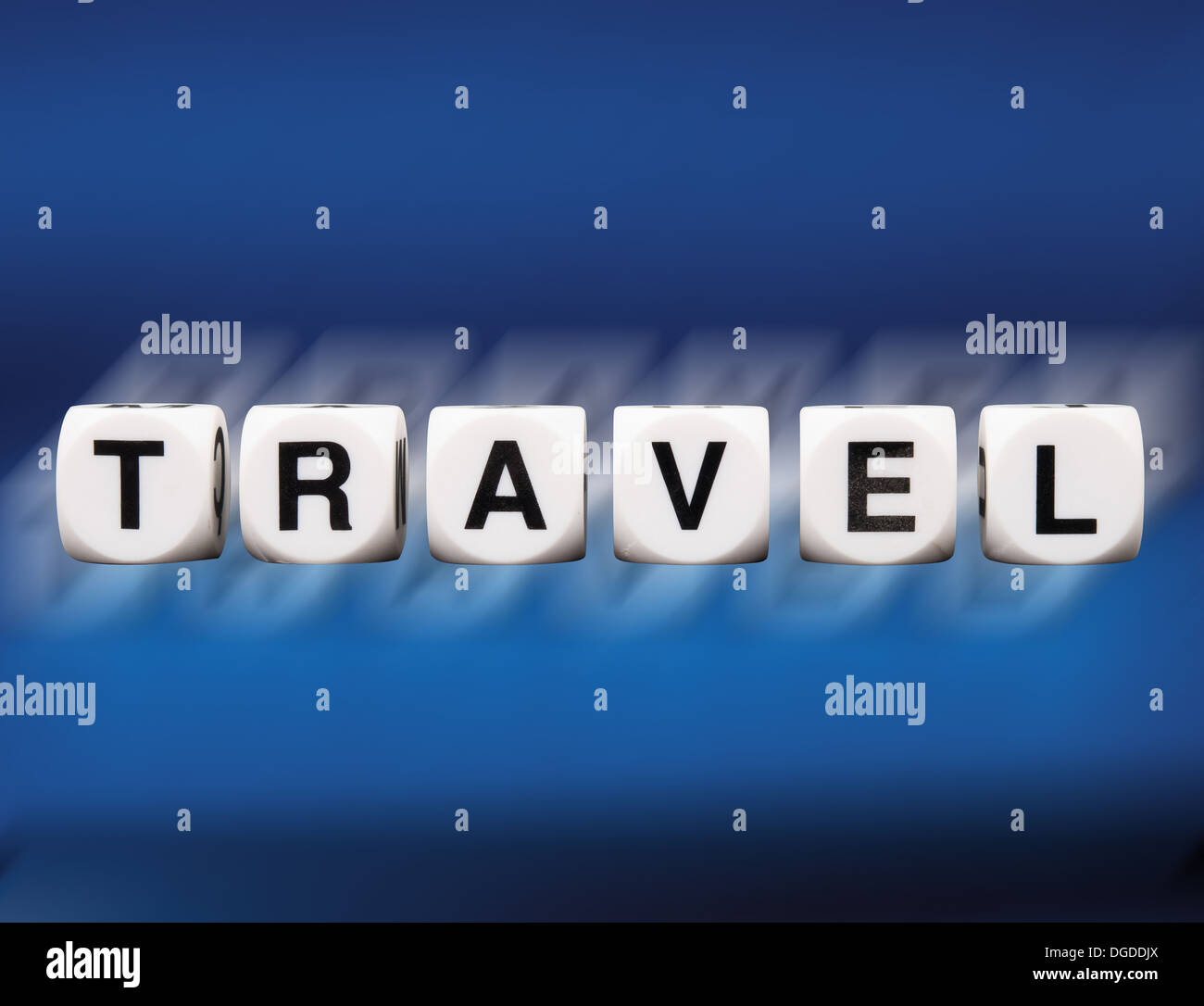 Travel scritto in lettere di dadi riflessa su sfondo blu in motion blur Foto Stock