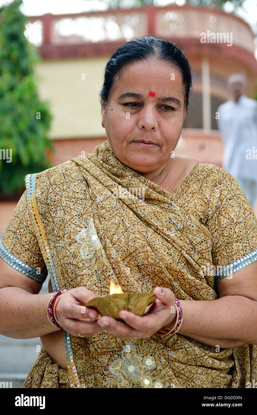 Donna che le offerte per il santo Gange, Rishikesh, India Foto Stock