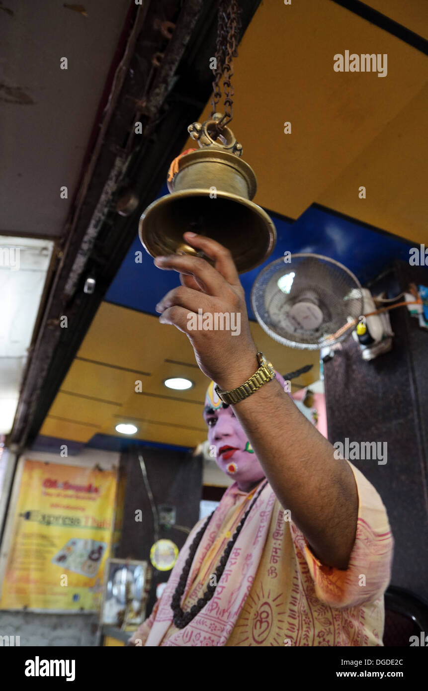 Un attore vestito come il ristorante Chotiwala mascotte tenta di stuzzicare le persone all'Eatery, Rishikesh, India Foto Stock