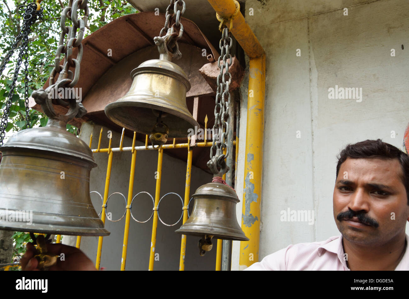 Indù suoneria uomo santo nella campana di Shri Trayanbakshwar tempio, Rishikesh, India Foto Stock