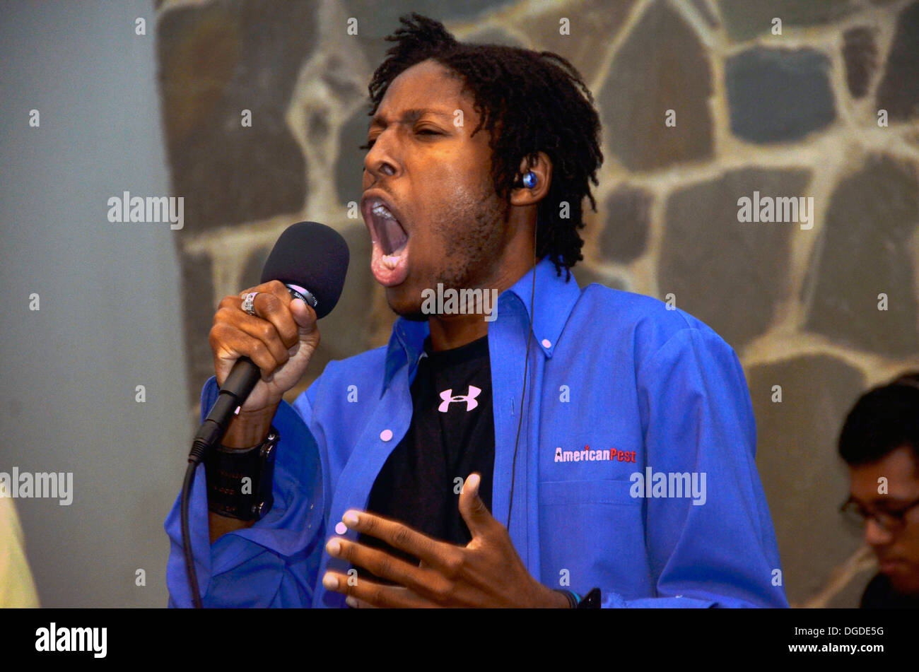 Vangelo il cantante in un servizio di chiesa Foto Stock