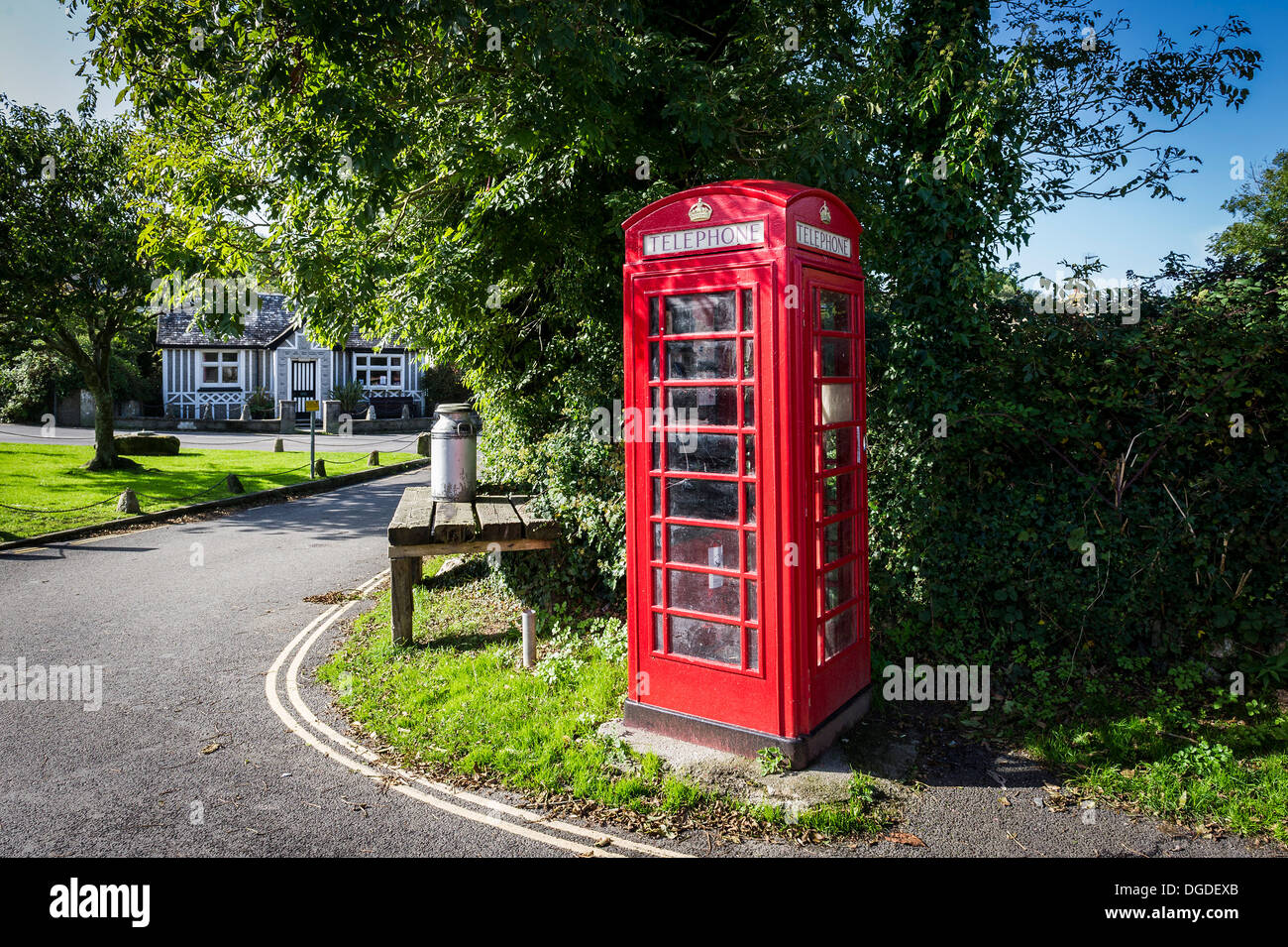 Un tradizionale telefono rosso casella sulla piazza di villaggio in villaggio Crantock in Newquay Cornwall. Foto Stock