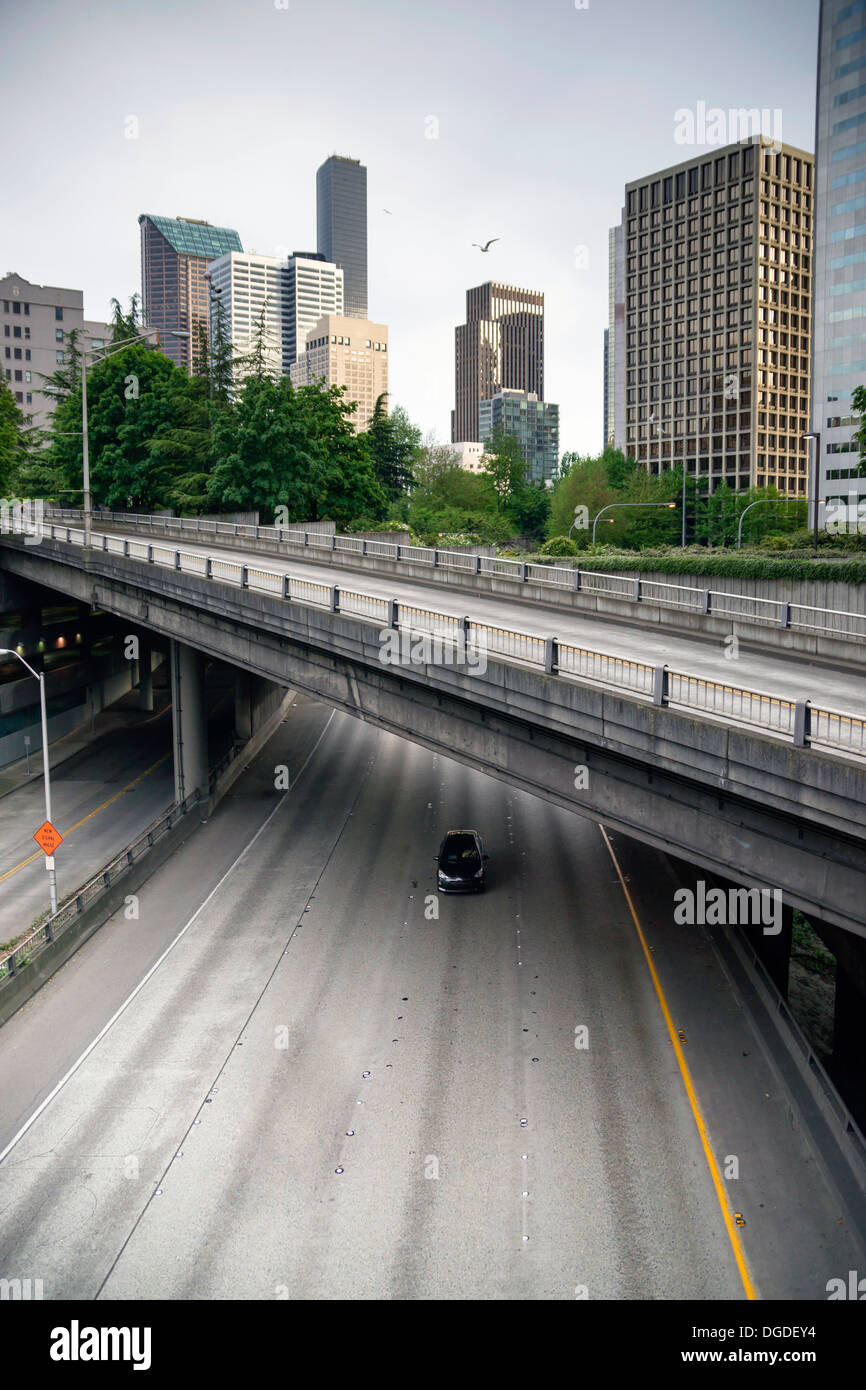 Un labirinto di viadotti e sovrappassi assicurarsi che i flussi di traffico attorno a Seattle, Washington Foto Stock