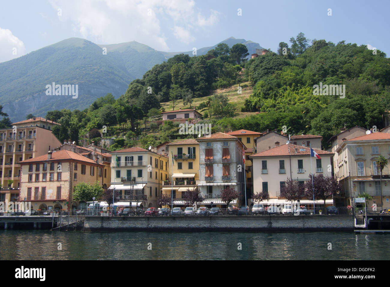 Case lungo la riva del lago, Tremezzo, Lago di Como, Lombardia, Italia Foto Stock