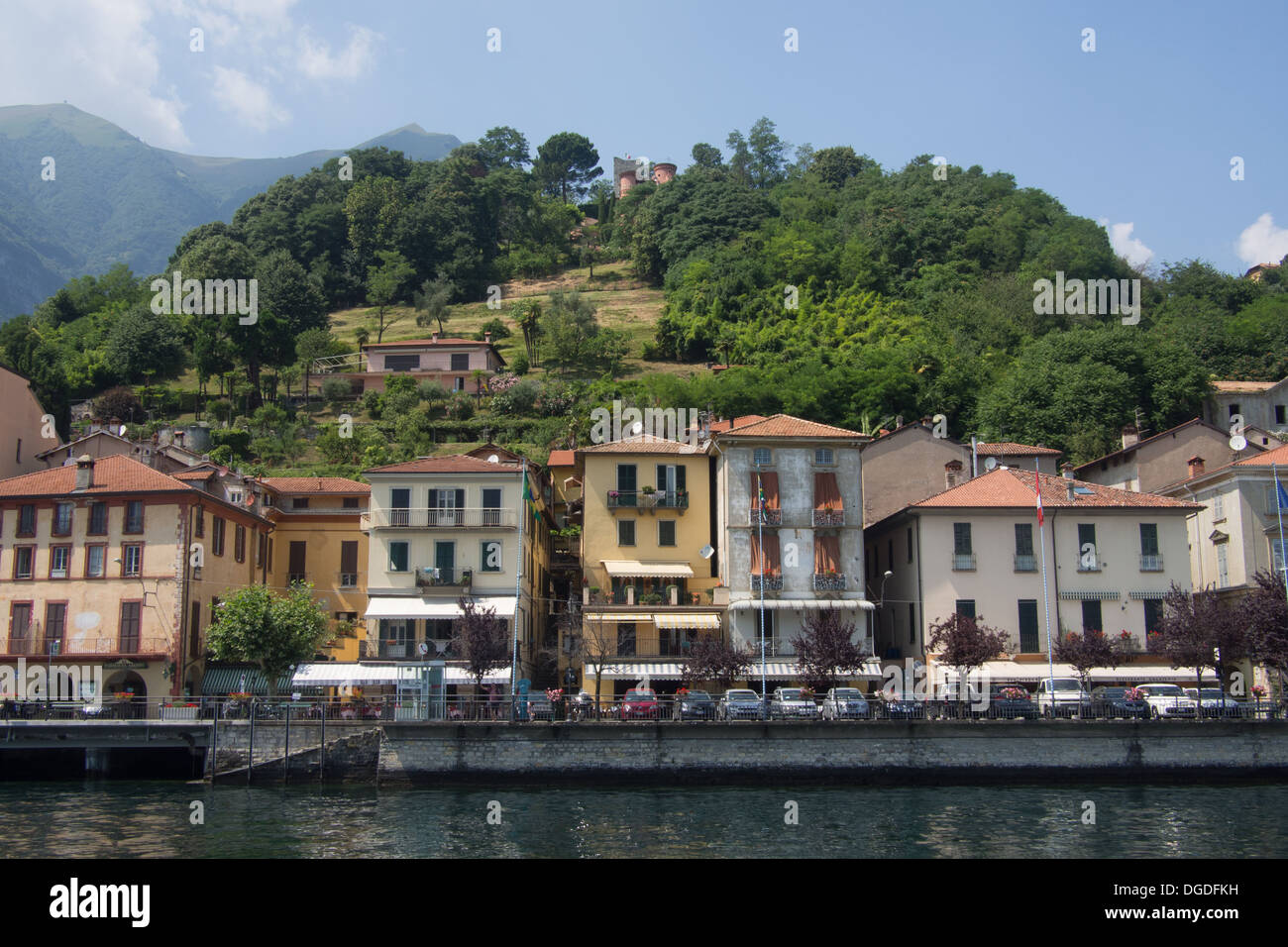 Case lungo la riva del lago, Tremezzo, Lago di Como, Lombardia, Italia Foto Stock