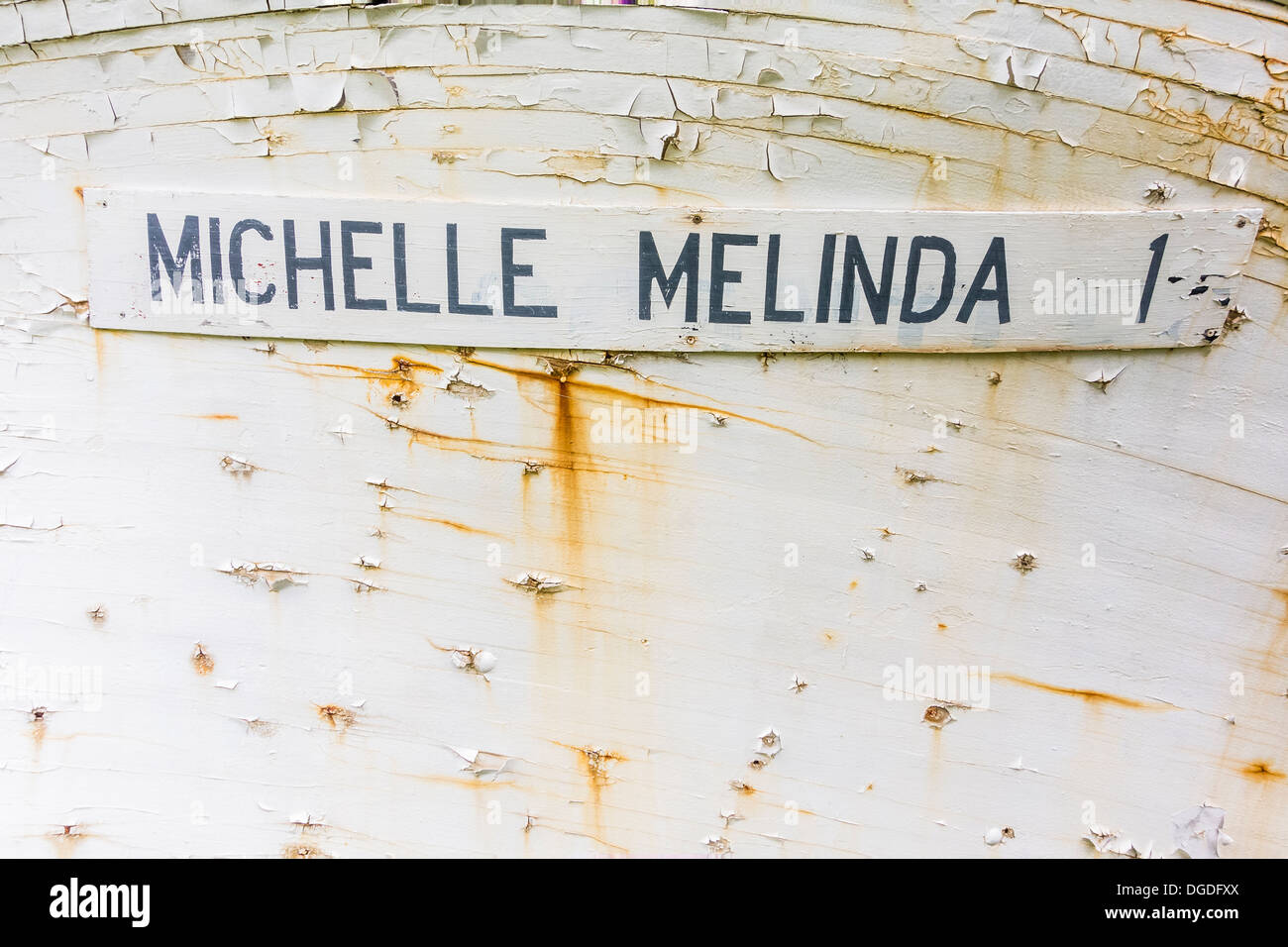 Un close-up di una vecchia barca da pesca scafo in stato di abbandono, con peeling vernice e legno stagionato su Prince Edward Island. Foto Stock