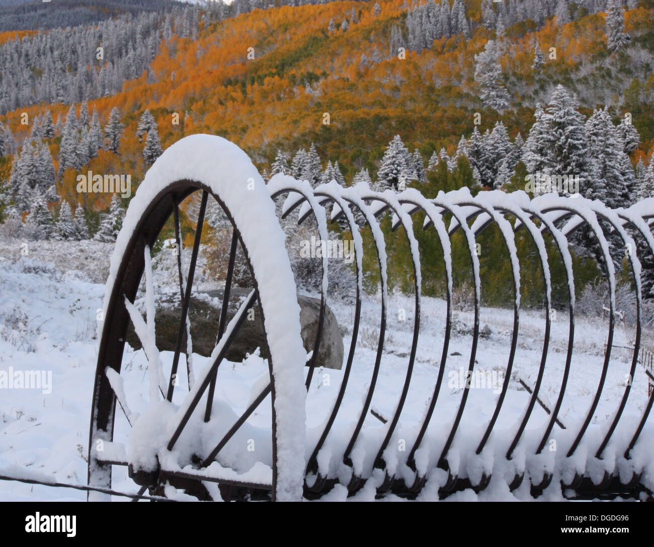 Arrugginita Attrezzature agricole abbandonate prima di una tempesta di neve Foto Stock