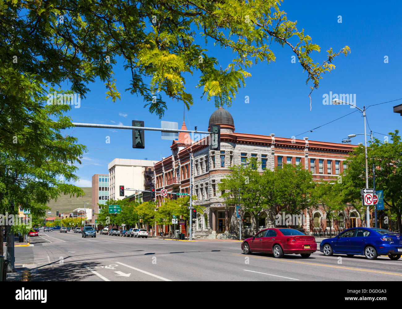 Visualizza in basso N Higgins Avenue all'incrocio con la strada principale del centro storico di Missoula, Montana, USA Foto Stock