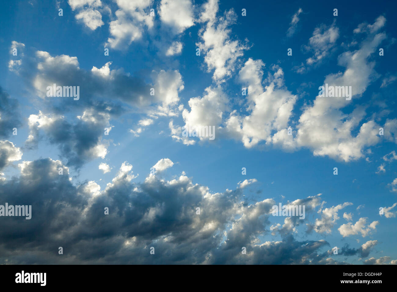 Blu cielo con molte nuvole Foto Stock