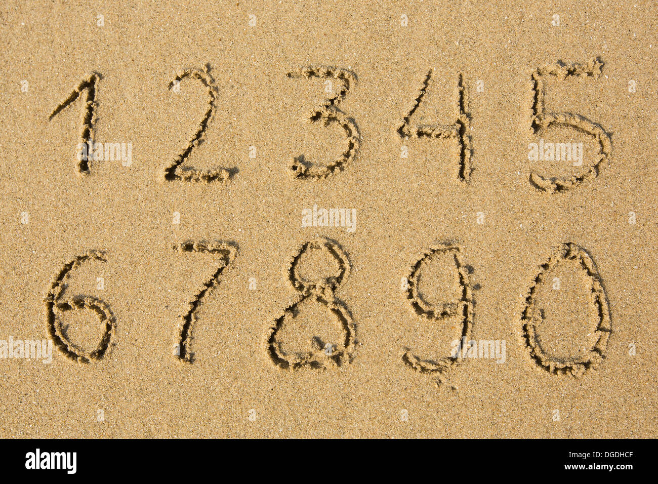 I numeri scritti su di una spiaggia di sabbia. (Da 1 a 0) Foto Stock